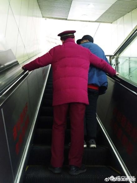 大爷挂扶梯众人营救（如何看待武汉一位九十多岁的老大爷乘坐扶梯时行动不便，工作人员默默站在老人身后？）