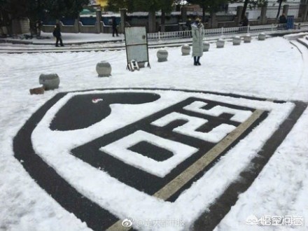 武汉大学校门口处广场上出现了一幅爱心图案引人围观，这事你怎么看？
