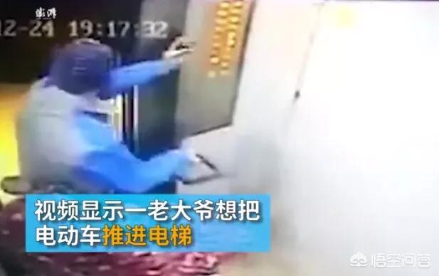 大爷强行挤进电梯