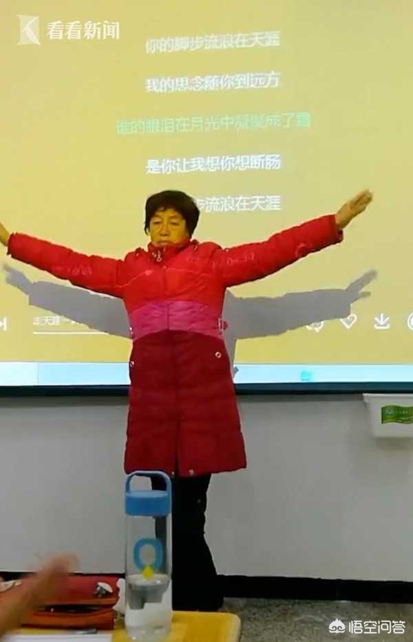 周口某学校保洁阿姨听到音乐，推门进来跳起舞蹈，你怎么看？：多名阿姨路中央练舞