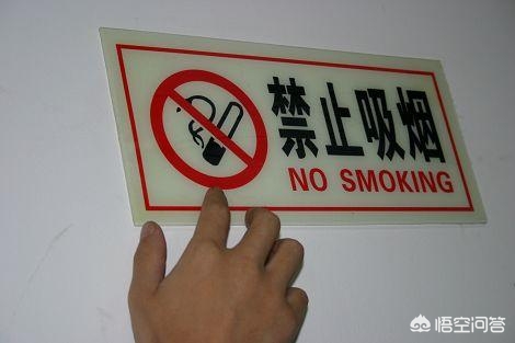 如何看待武汉一大爷，在医院竟然边吸氧边偷抽烟，被烧成“包公脸”？
