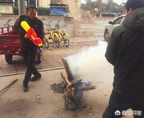 如何看待长沙城管,人手一把玩具水枪灭煤的执法方式？