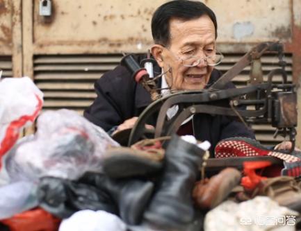 厦门一修鞋大爷修一次鞋只收5毛，只想回报社会，你怎么看？：大爷修鞋2天仅收5元