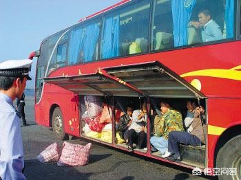 东莞长途大巴核载44人竟塞了82人，归家心切的你会怎样选择？：大巴坠河致1死44失踪