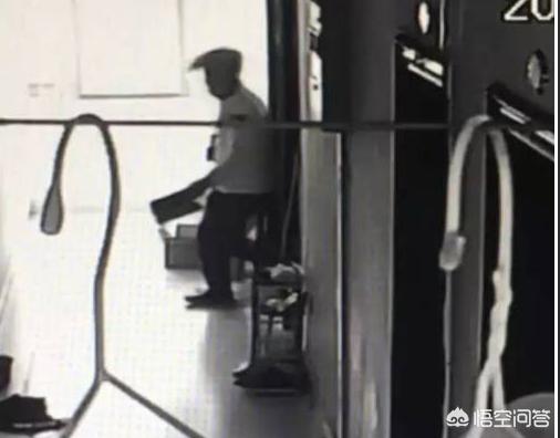 [外卖员曝拍女生洗澡]海口一女子家中洗澡房门未锁，“外卖男”趁机偷走电脑，你怎么看？