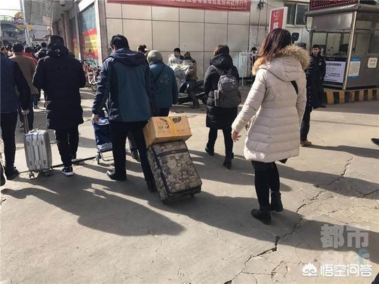 扔行李箱称没拿住行李箱扔掉
