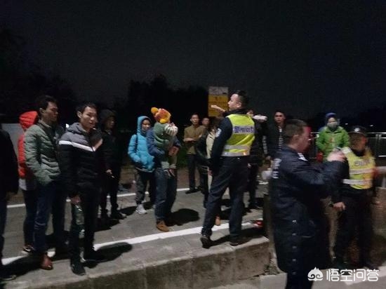 [大巴坠河致1死44失踪]东莞长途大巴核载44人竟塞了82人，归家心切的你会怎样选择？