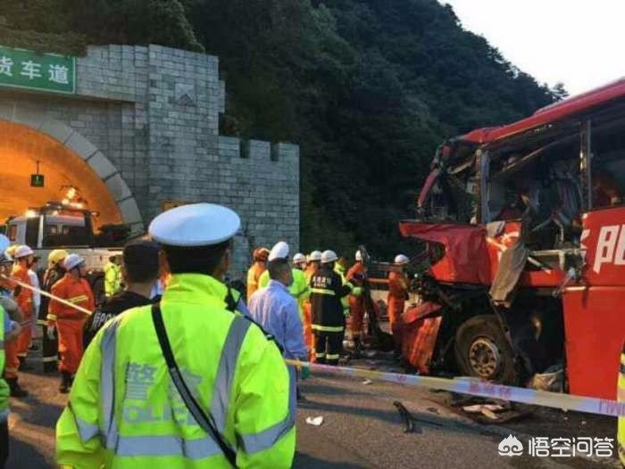 大巴坠河致1死44失踪大巴坠河已致3死11失联