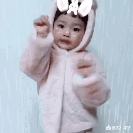 粉丝运动鞋女怎么搭配衣服,粉色的纱裙配什么上衣好看?