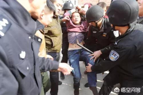 站桥梁跳水护栏倒塌