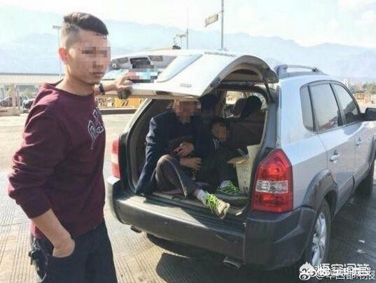 生父回应娃塞后备箱