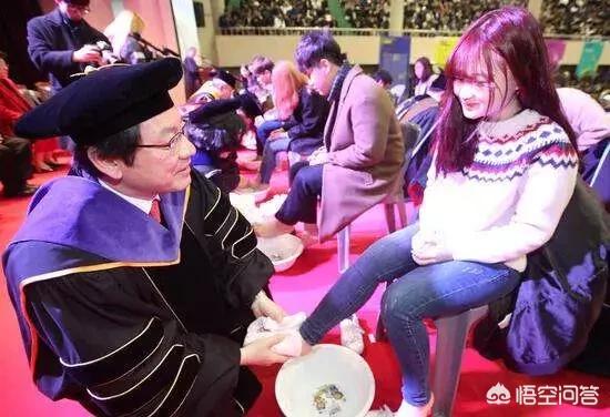 韩国大学校长教授为新生洗脚，表达关爱，对此你怎么看？：韩93岁娃娃脸女校长