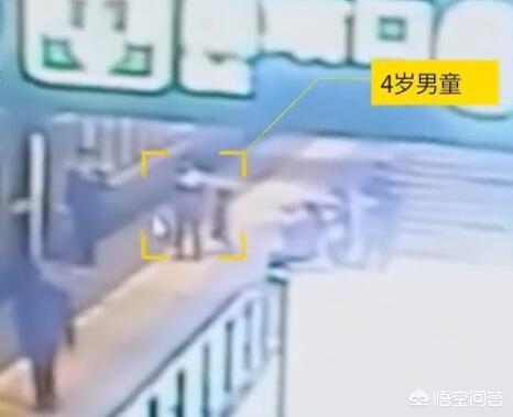 幼童掉入站台缝隙（深圳：早高峰女乘客脚卡地铁站台缝隙，年末返乡切记出行安全, 你怎么看？）