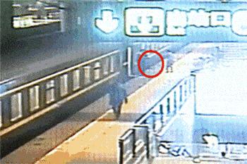 幼童掉入站台缝隙（手机、钥匙、重要卡片掉到地铁和站台缝隙或者电梯的缝隙中怎么办？）