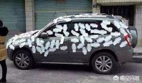 甘肃一汽车疑因乱停被人喷漆贴满卫生巾，对此你怎么看？