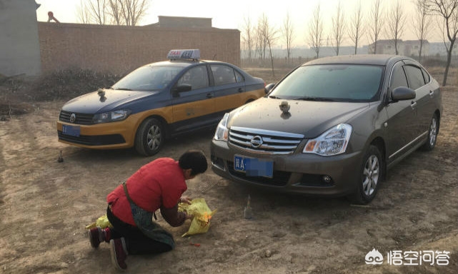 跪地拦车救受伤母亲跪地拦车救受伤母亲视频