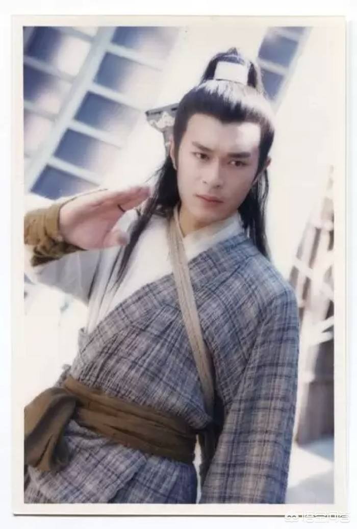 独臂女模仿杨过走红