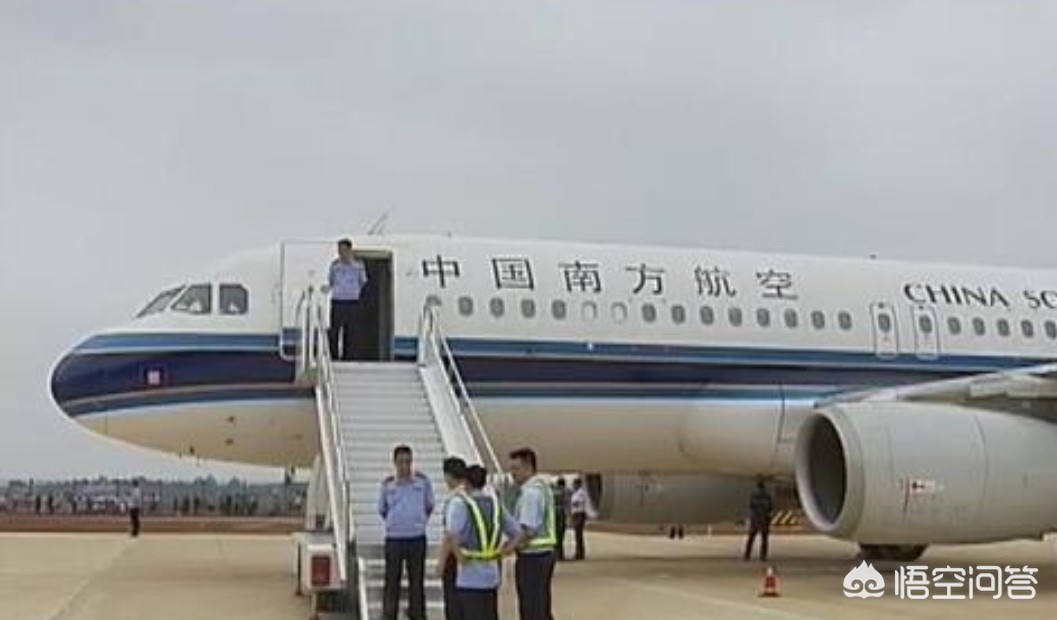 如何看待南航广州飞上海航班因乘客充电宝，导致行李架着火事件？：上海展览中心起火