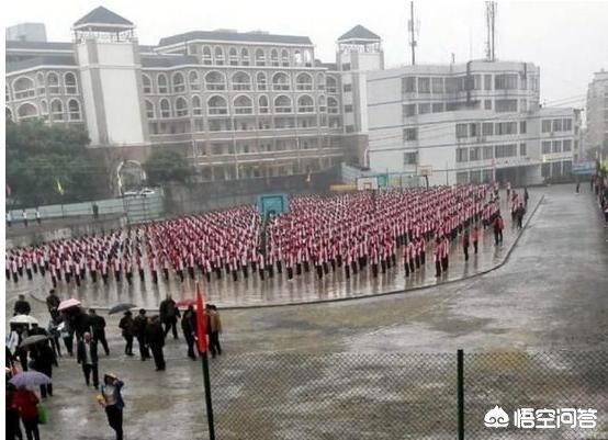 阜阳临泉一学校副校长去世，老师撑伞，学生淋雨给校长送别，你怎么看？：开学大雨校长拒打伞