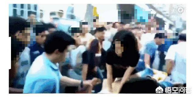 护士300秒极限救人（“时间就是生命，想都没想就上去了”，武汉女护士街头跪地救人, 你怎么看？）