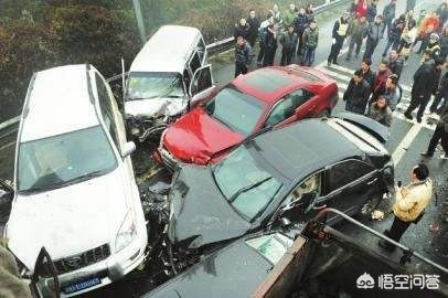 高速路突现行人（如果在高速公路上避让行人而发生了交通事故，责任在谁？）