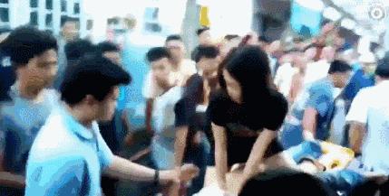 跪地救人40分钟累晕，大连护士被女儿写进作文, 你怎么看？：护士300秒极限救人