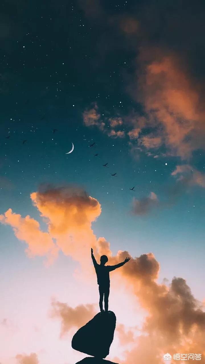 看着孩子孤独的背影文案？：孤独背影图片