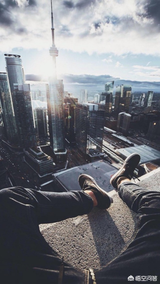 看着孩子孤独的背影文案？：孤独背影图片