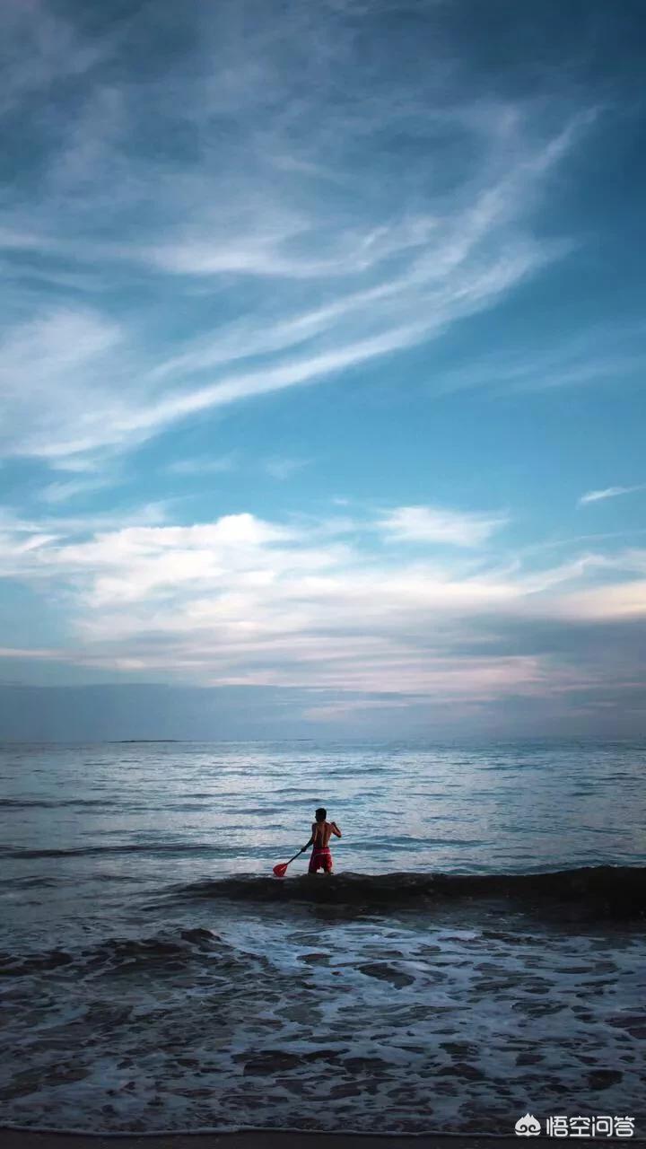 看着孩子孤独的背影文案？：孤独背影图片