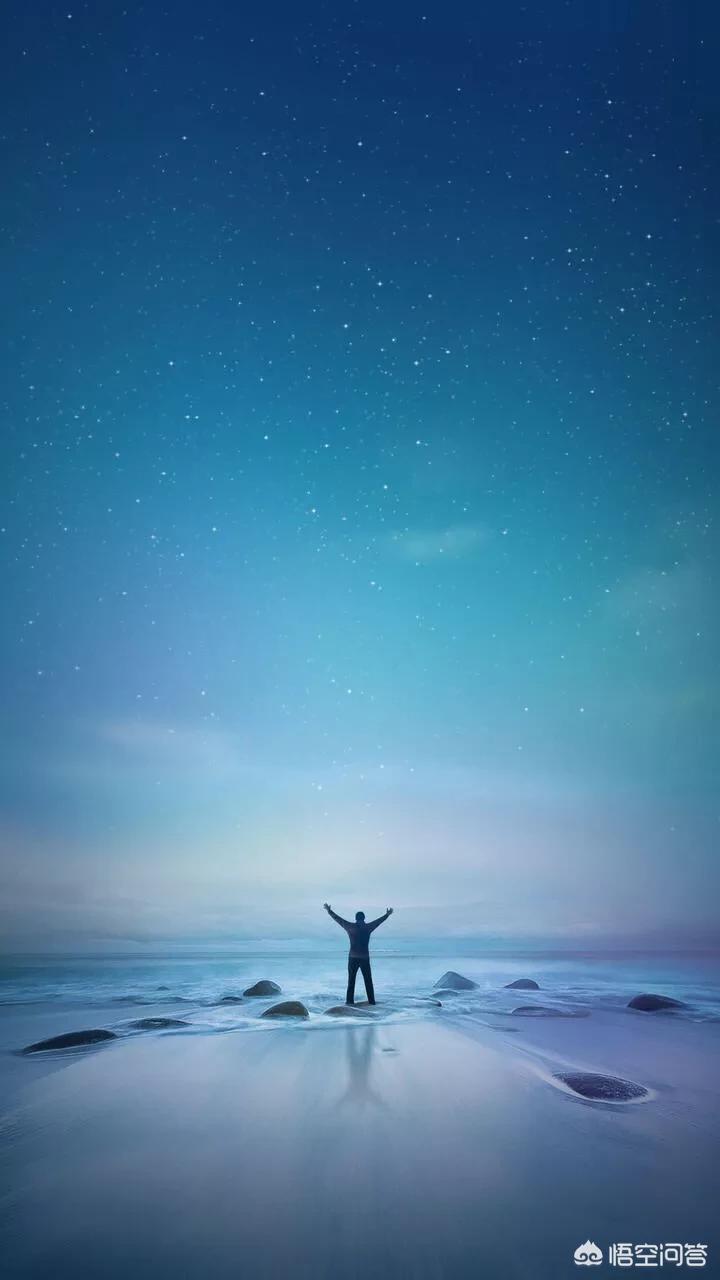 看着孩子孤独的背影文案？：孤独背影图片