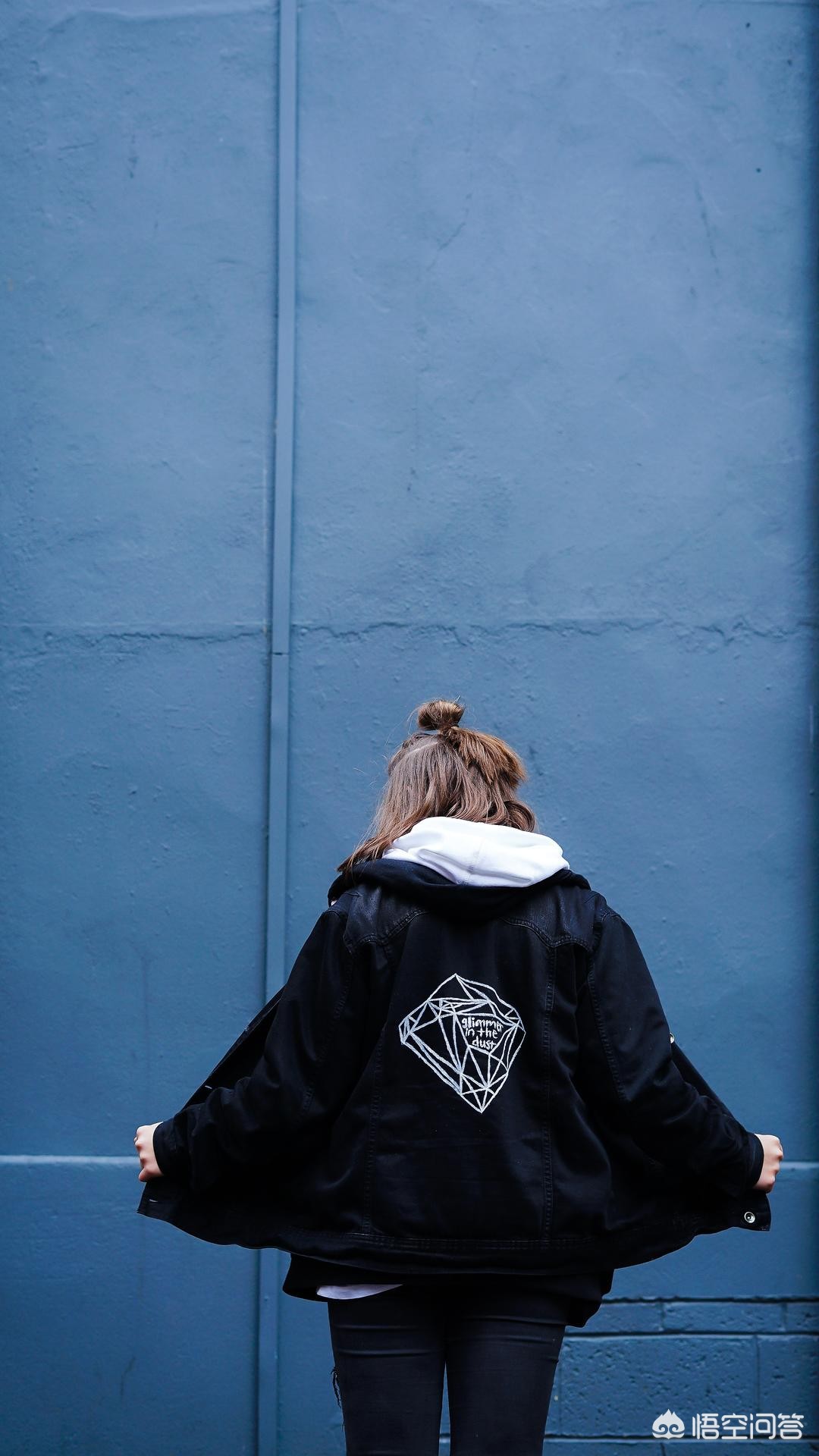 看着孩子孤独的背影文案？：孤独背影图片