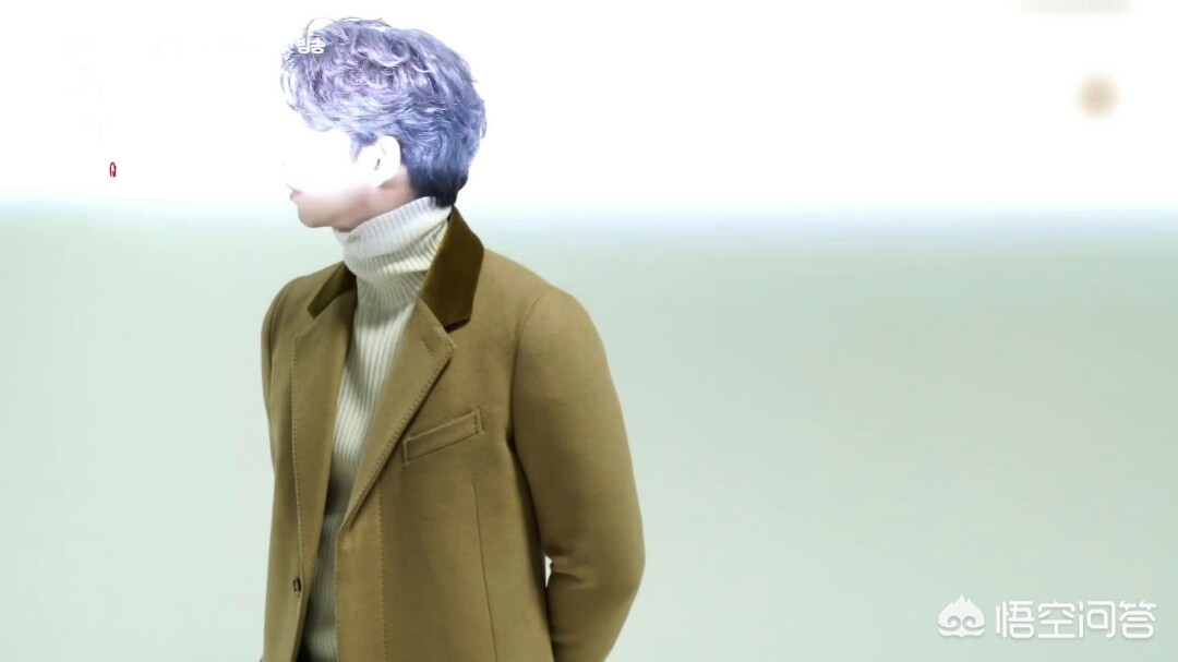 看着孩子孤独的背影文案？：孤独背影图片