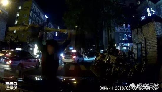砸奥迪