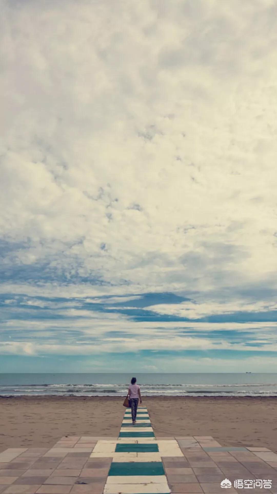 看着孩子孤独的背影文案？：孤独背影图片