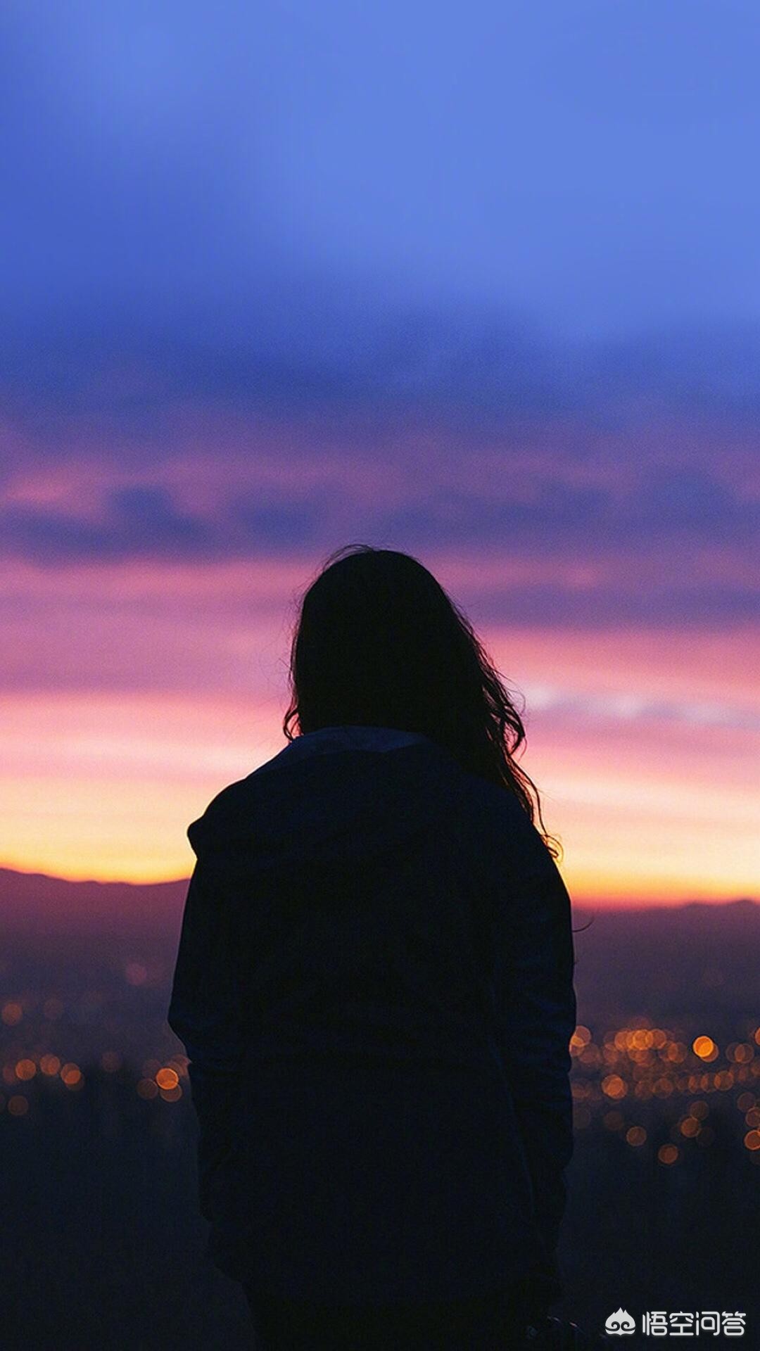 看着孩子孤独的背影文案？：孤独背影图片