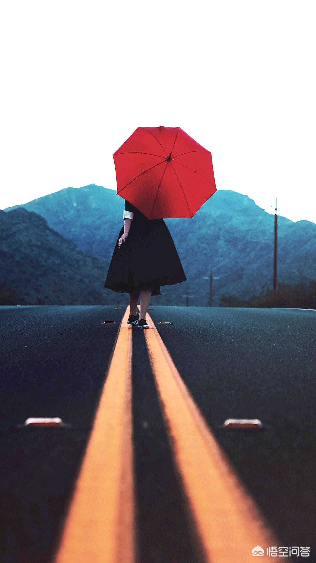 看着孩子孤独的背影文案？：孤独背影图片