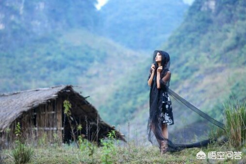 看着孩子孤独的背影文案？：孤独背影图片