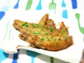 草香（不远处，蛙声还在叫，田野里的草香弥散着，夜风徐徐。？）