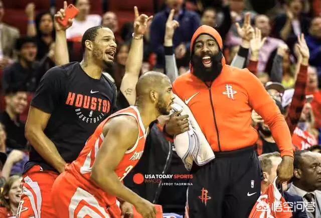 今天有趣一幕，保罗球还出手呢，哈登在替补席就蹦起来庆祝，他为何这么嗨？