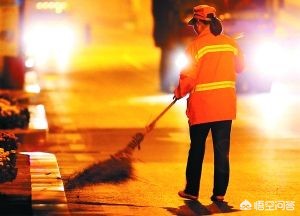 上百环卫机器人上岗