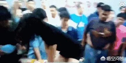 护士300秒极限救人（穿短裙救人走光的护士该被批评吗？）