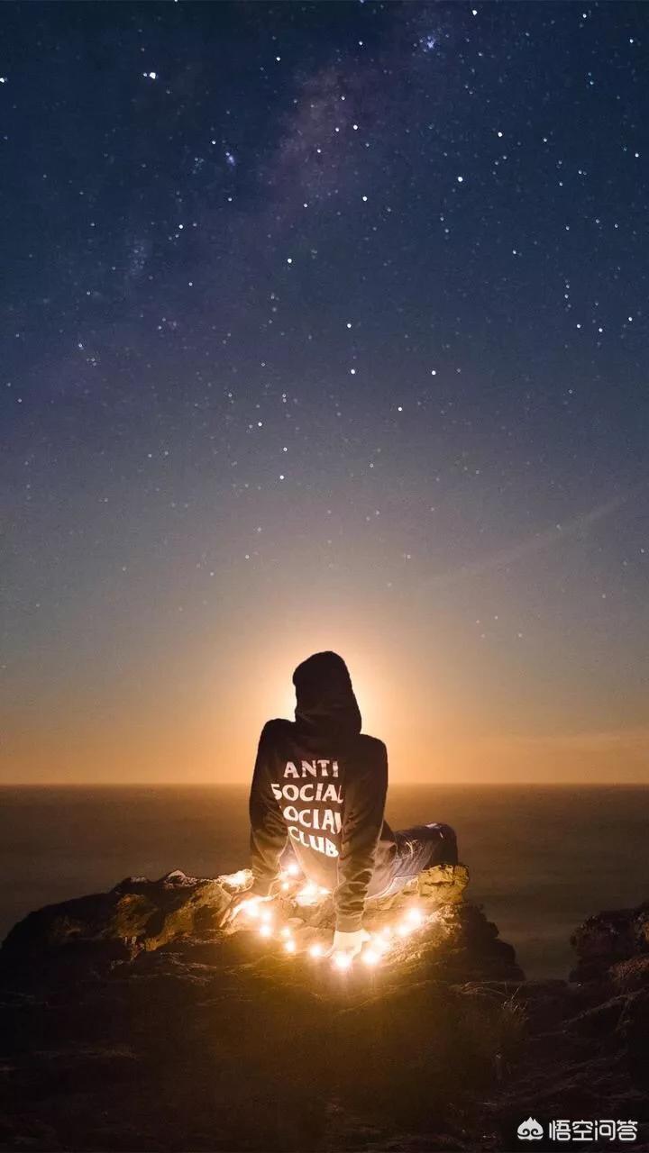 看着孩子孤独的背影文案？：孤独背影图片