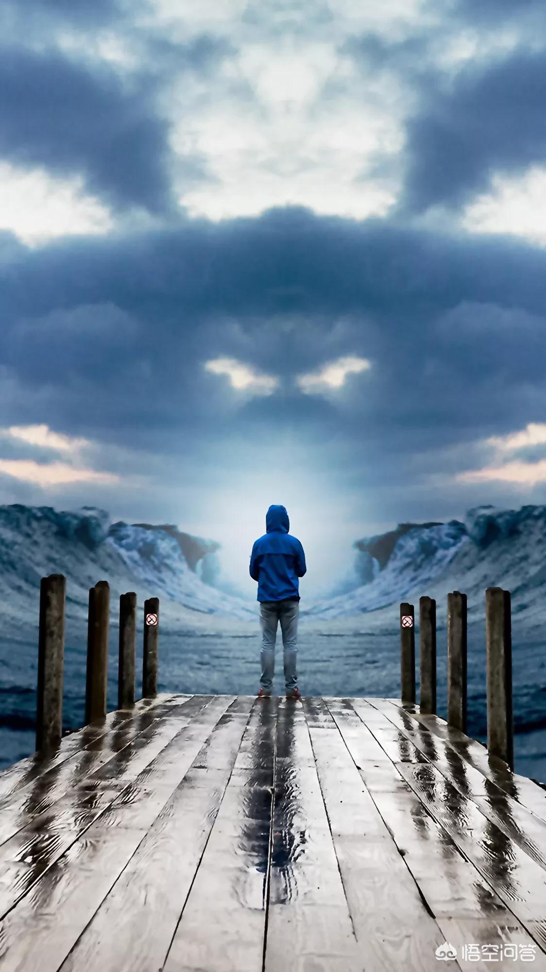 看着孩子孤独的背影文案？：孤独背影图片