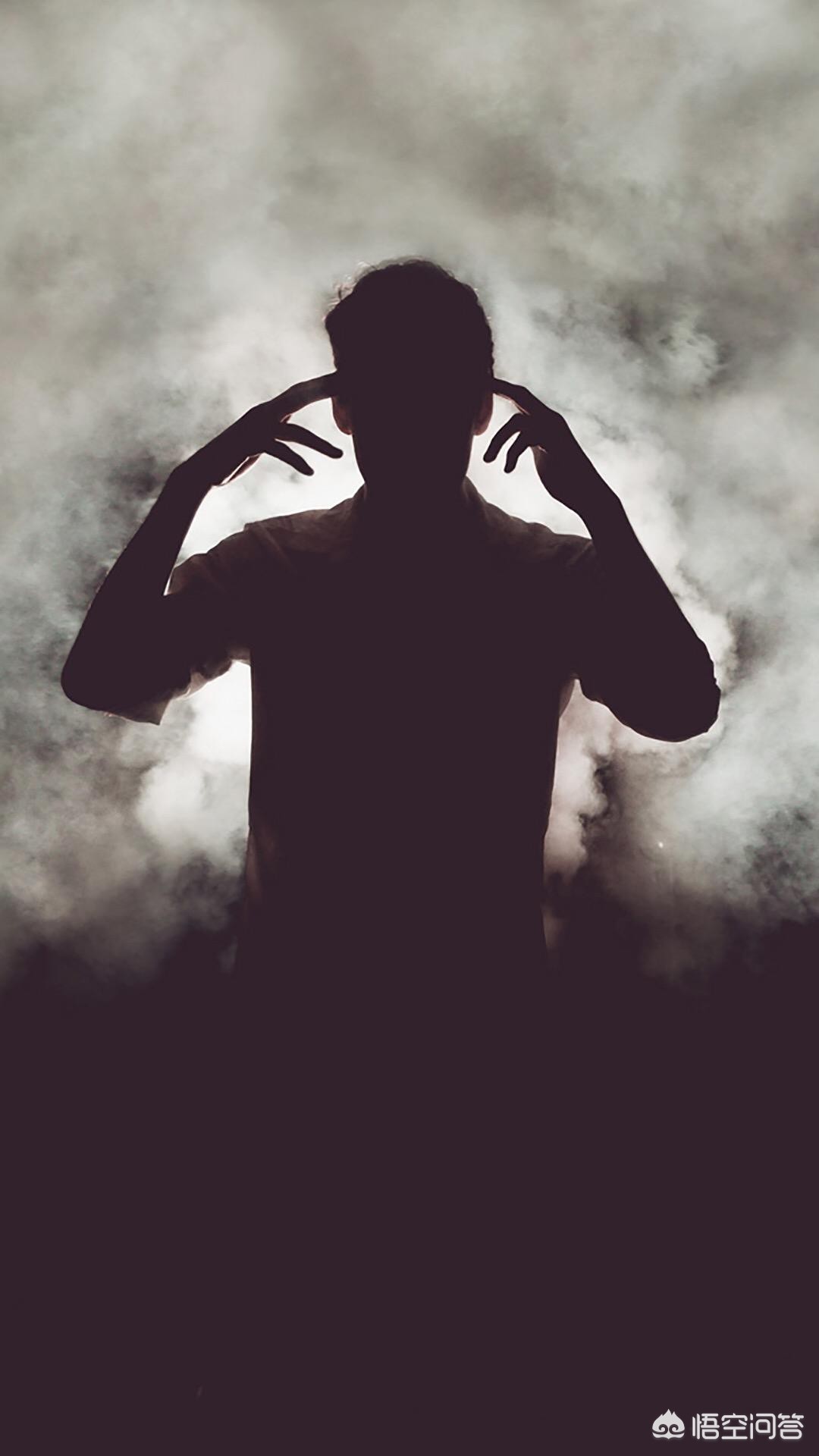 看着孩子孤独的背影文案？：孤独背影图片