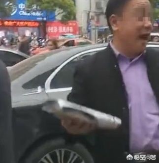 奔驰撞人