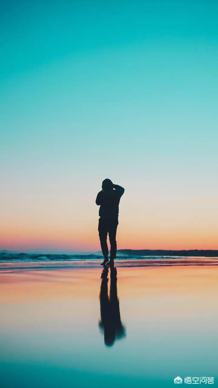 看着孩子孤独的背影文案?:孤独背影图片 看着孩子孤独的背影文案?:孤独背影图片