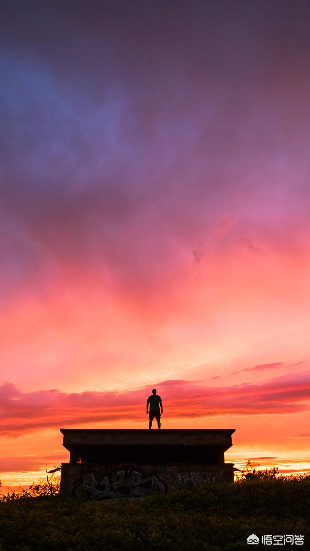 看着孩子孤独的背影文案？：孤独背影图片