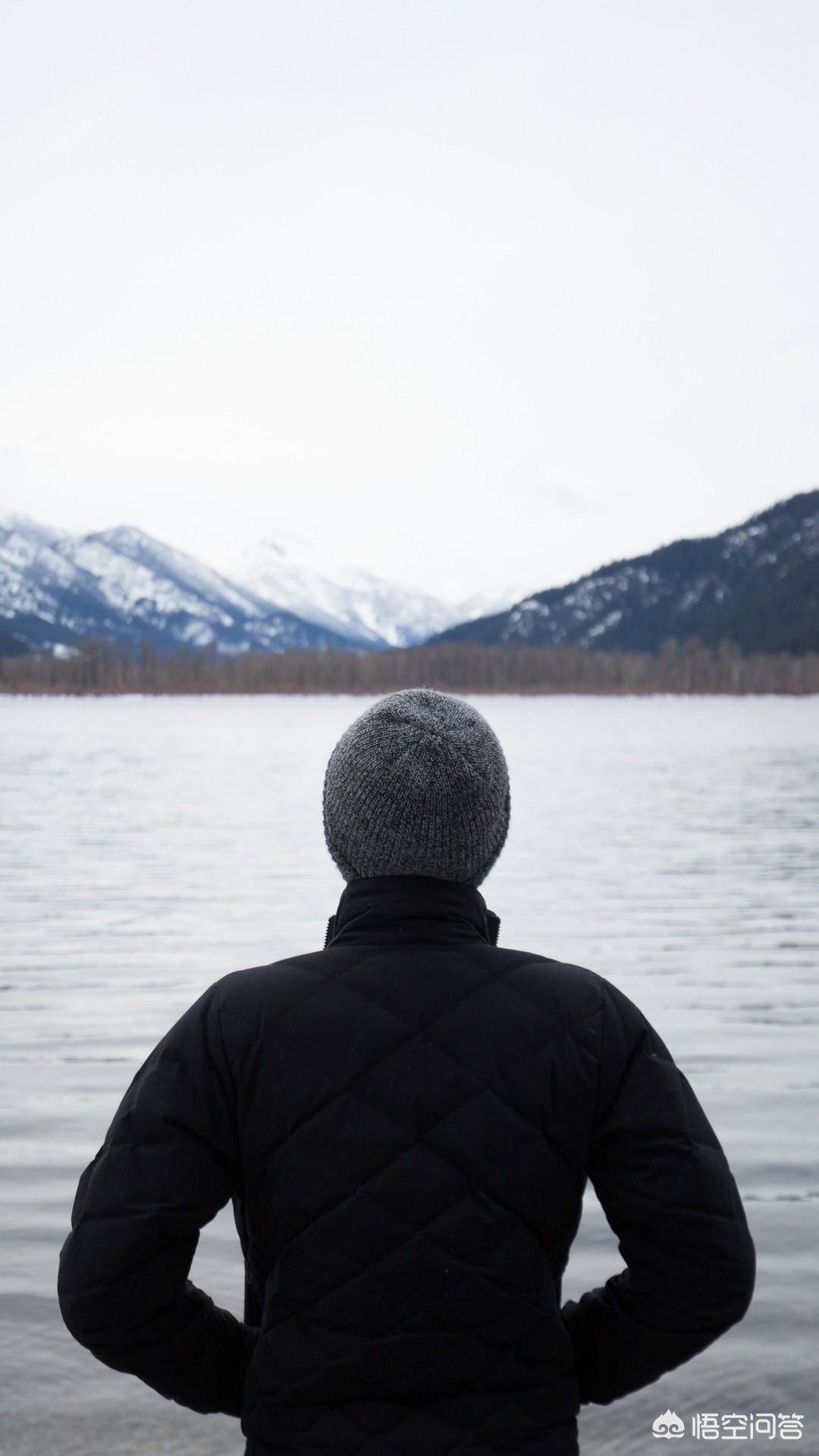 看着孩子孤独的背影文案？：孤独背影图片