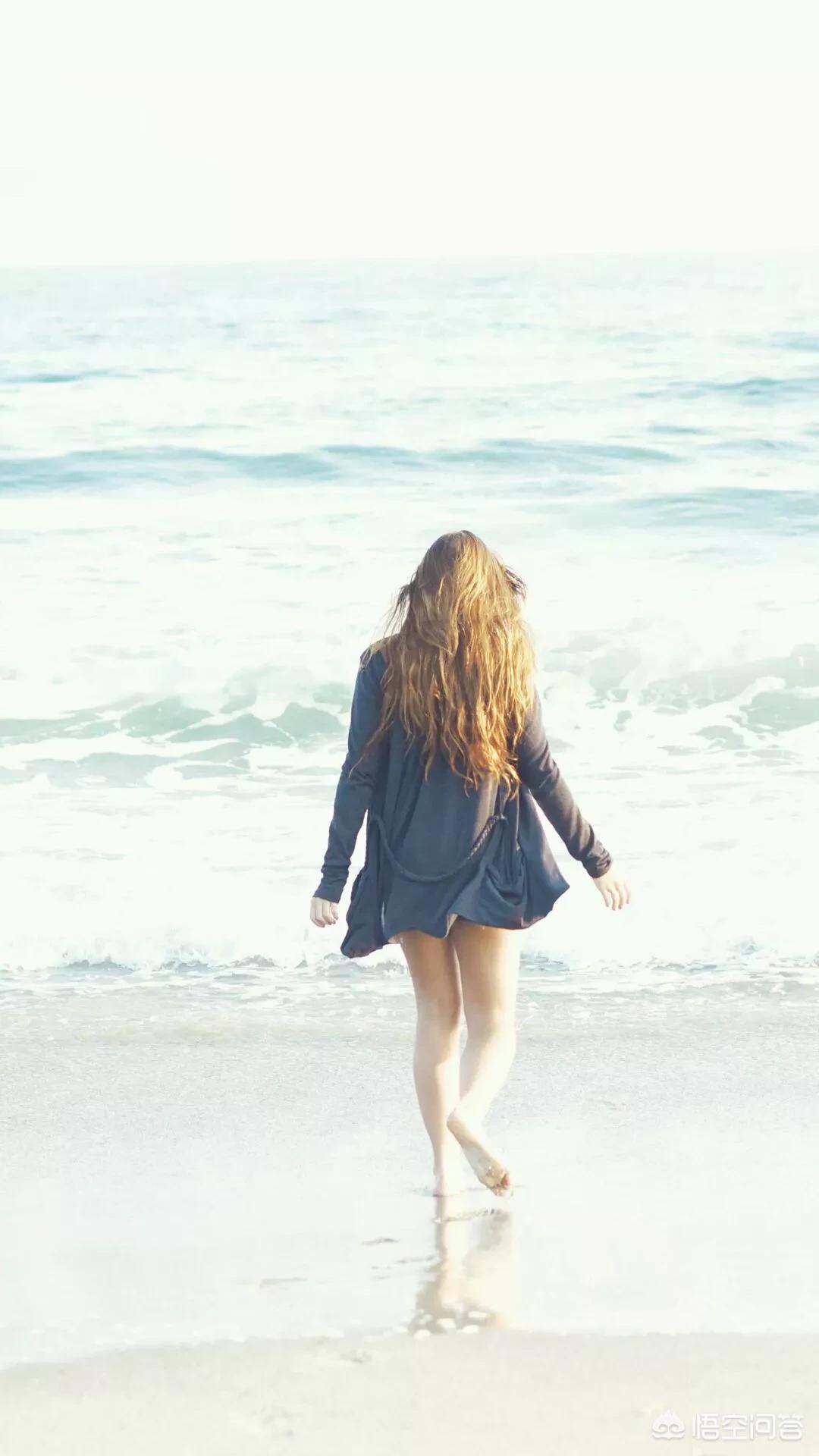 看着孩子孤独的背影文案？：孤独背影图片