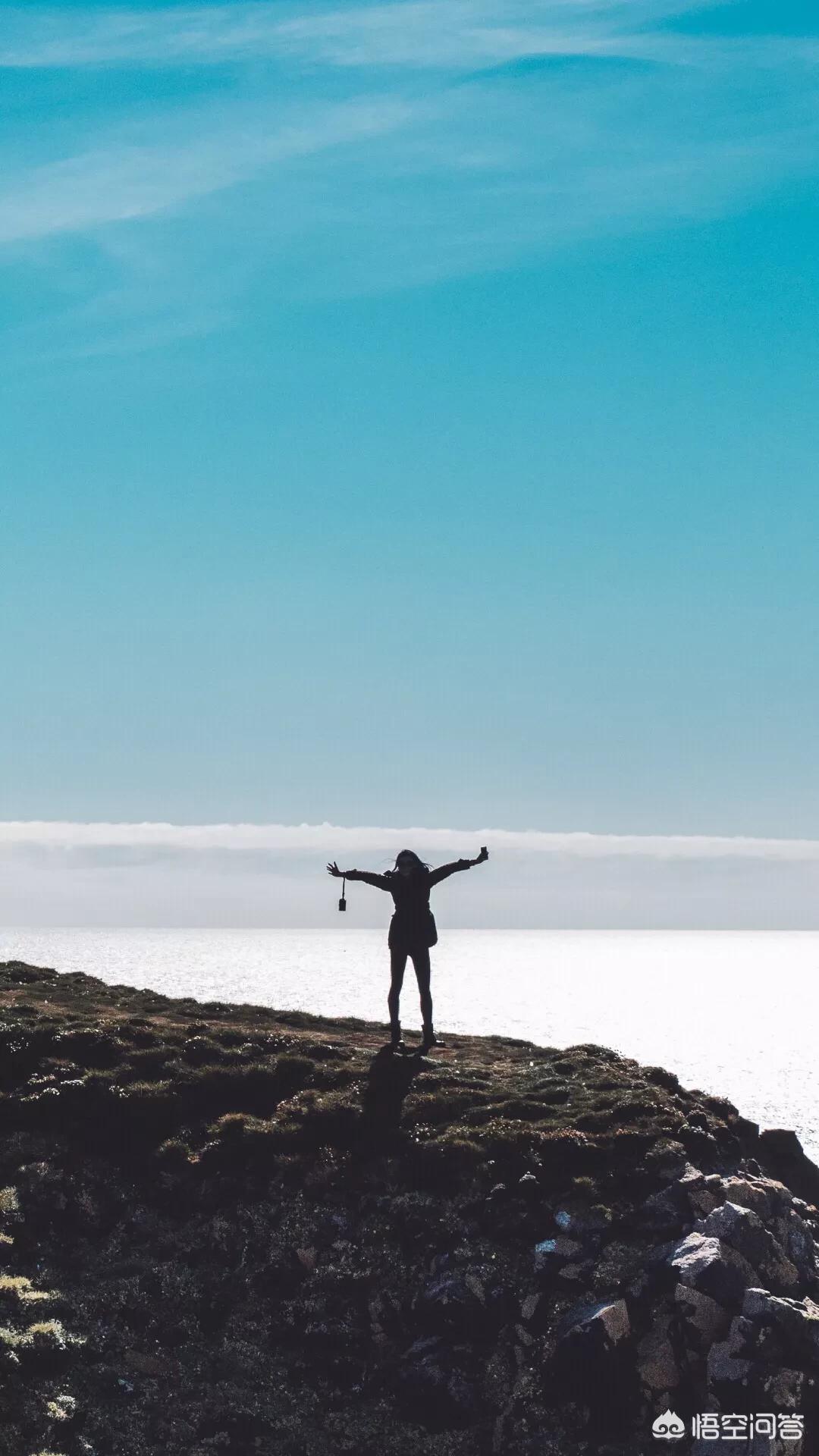 看着孩子孤独的背影文案？：孤独背影图片